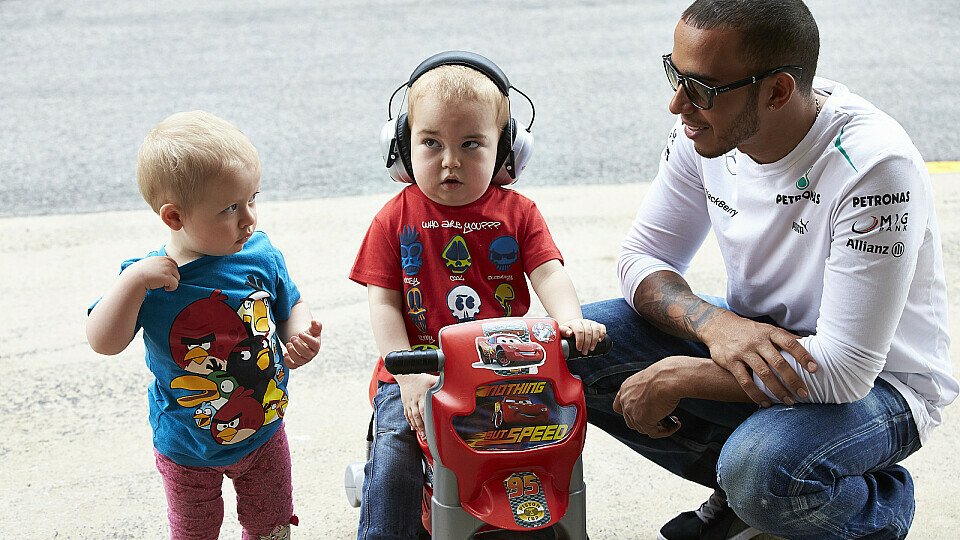 Lewis Hamilton hat ganz offenbar ein Herz für Kinder, Foto: Mercedes AMG
