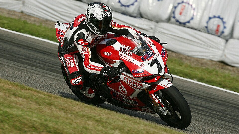 Carlos Checa glaubt, dass er in Donington wieder fit ist, Foto: Ducati Alstare