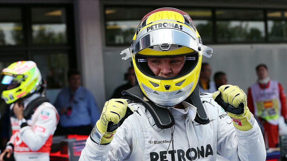 Die 1 vor der Brust - Bahrain im Kopf: Rosberg holte seine zweite Pole in Folge, Foto: Sutton