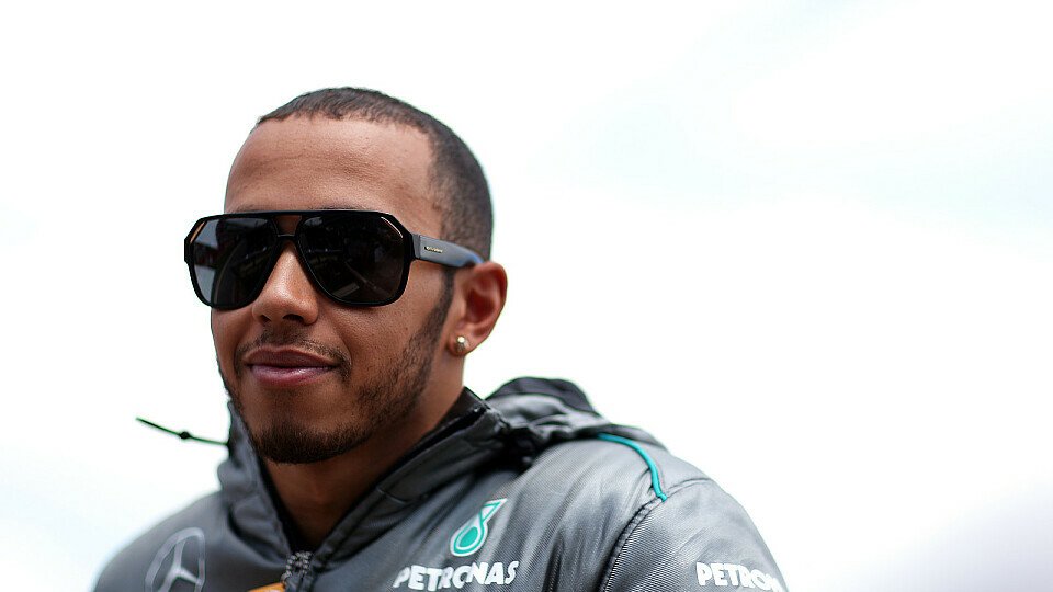 Lewis Hamilton stattet den MotoGP-Piloten einen Besuch ab, Foto: Sutton