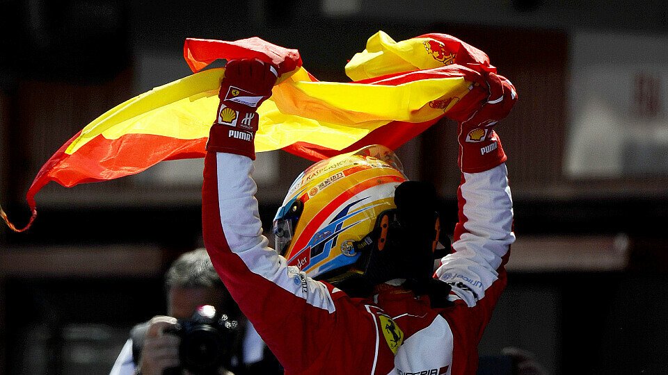 Im Stile eines Stierkämpfers: Alonso tanzte nach seinem Triumph mit der Landesfahne, Foto: Sutton