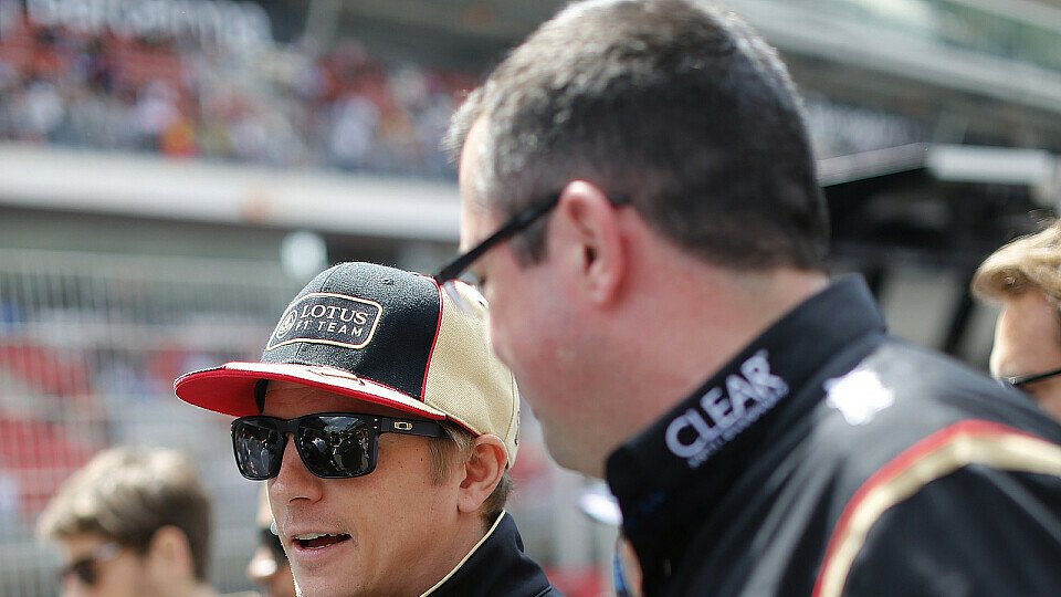 Eric Boullier greift tief in die Trickkiste, um Kimi Räikkönen bei Lotus zu halten, Foto: Lotus F1 Team