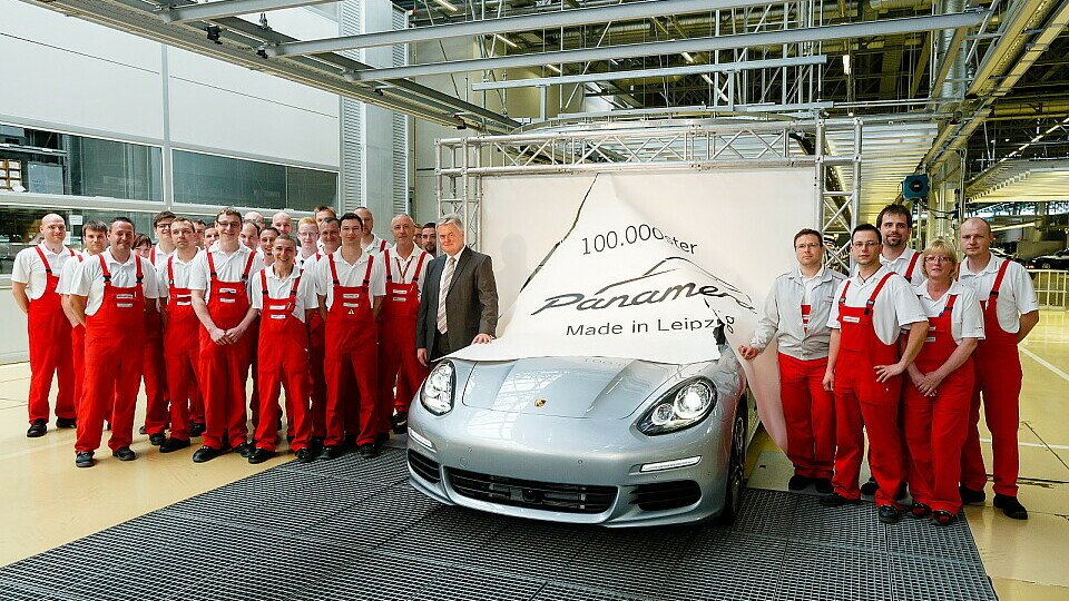 Der 100.000ste Panamera wird durch eine von der Belegschaft unterschriebene Papierwand rollen, Foto: Porsche AG