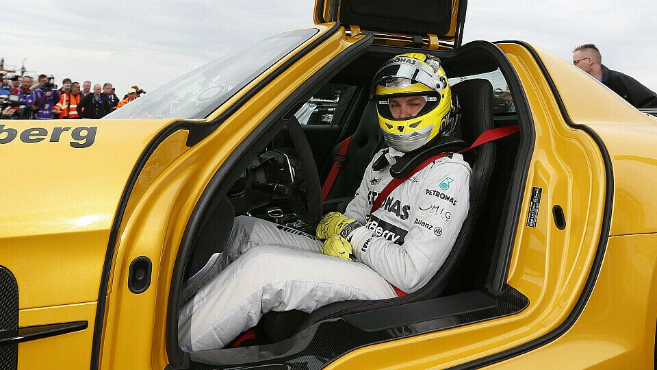 Nico Rosberg raste in einem SLS AMG Black Series über die Norschleife, Foto: Mercedes-Benz