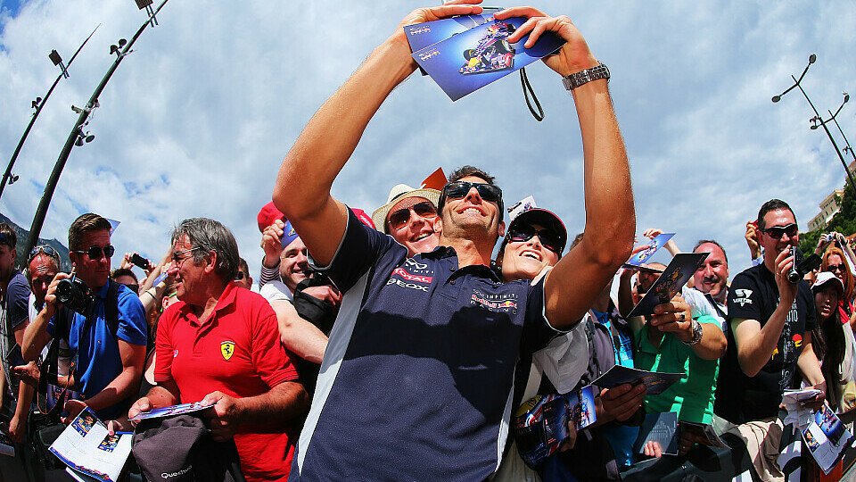 Mark Webber macht gerne Fotos: Egal ob mit seinen Fans oder mit Fernando Alonso, Foto: Red Bull