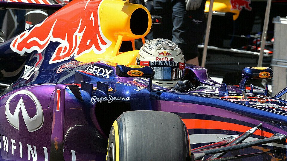 Sebastian Vettel erneuert seine Kritik an den Pirelli-Pneus, Foto: Sutton