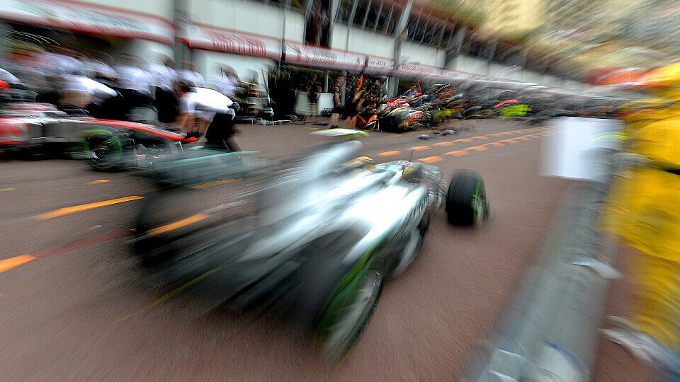 Lewis Hamilton muss offenbar einige Dinge aussortieren, Foto: Sutton
