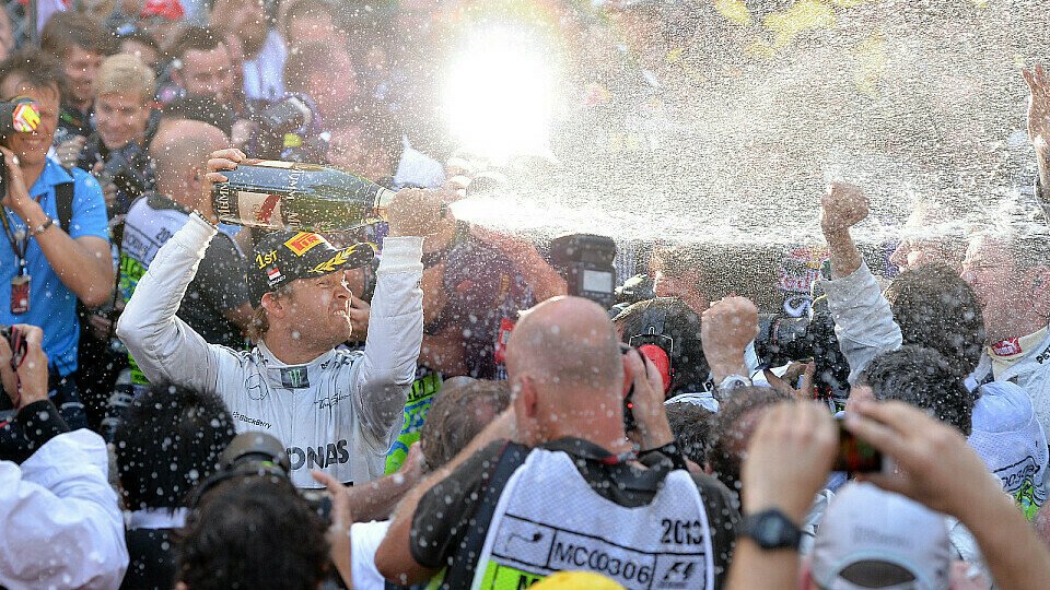 Schampus für den Sieger: Rosberg machte im Fürstentum im wahrsten Sinne des Wortes alle nass, Foto: Sutton