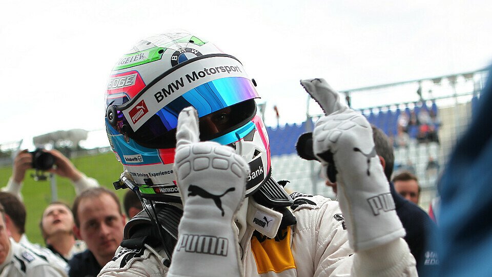 Bruno Spengler freut sich über die erste Pole Position im Jahr 2013, Foto: RACE-PRESS
