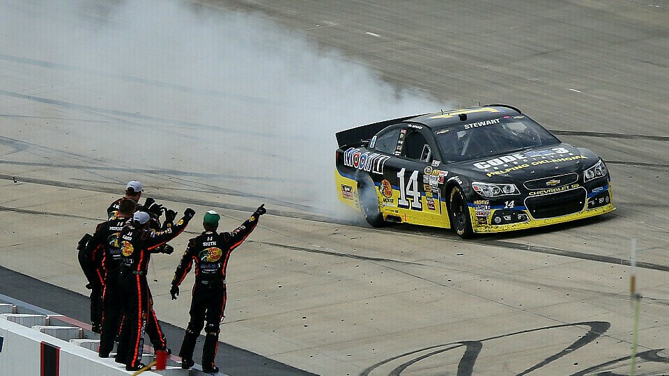 Erster Saisonsieg für Tony Stewart, Foto: NASCAR