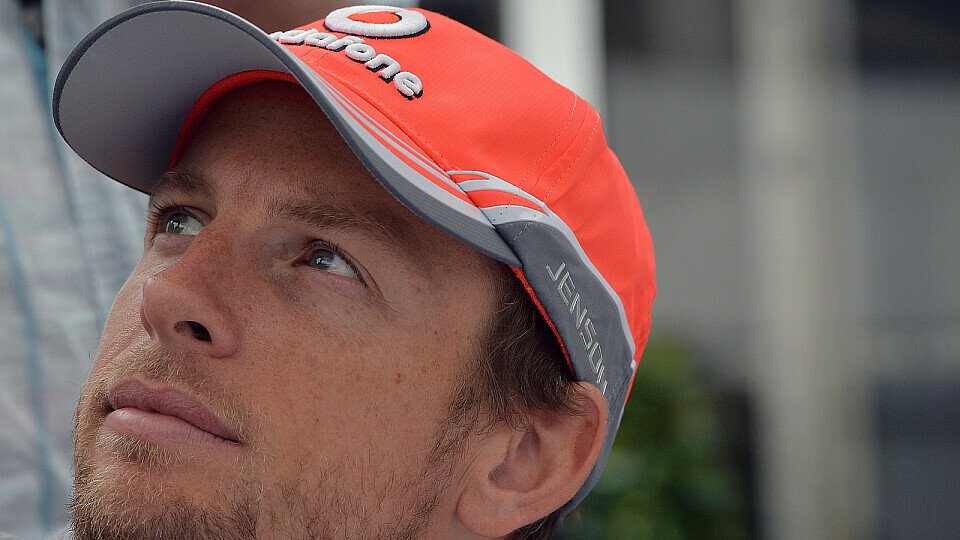 Jenson Buttons Blick richtet sich nach oben - aus zweierlei Gründen: Dort ist die Spitze... und das Wetter, Foto: Sutton