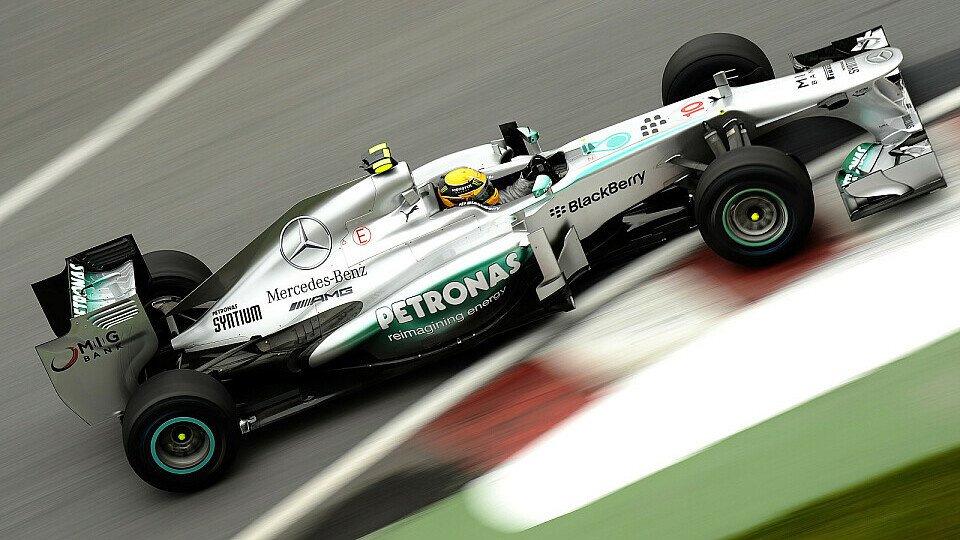 Lewis Hamilton fühlt sich im Auto noch nicht ganz wohl, Foto: Sutton