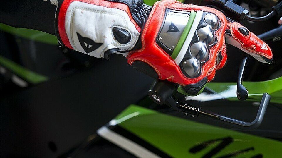Tom Sykes ist also doch nicht nur scharf auf Uhren, Foto: Kawasaki Racing Team