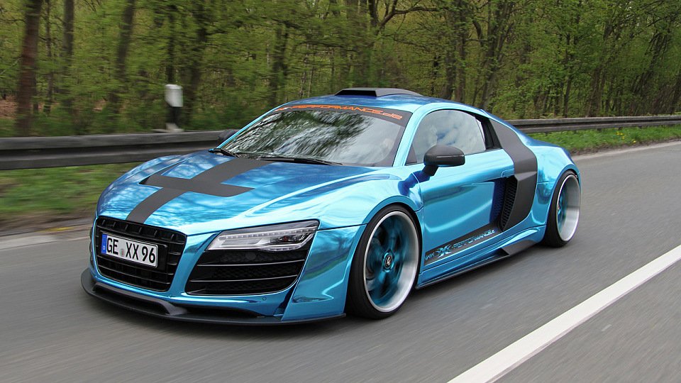 Der blaue Audi unterwegs auf der Straße, Foto: XMedia-Group
