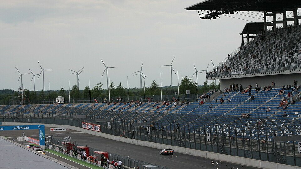 Der Lausitzring wurde stellenweise neu asphaltiert, Foto: Frederik Hackbarth