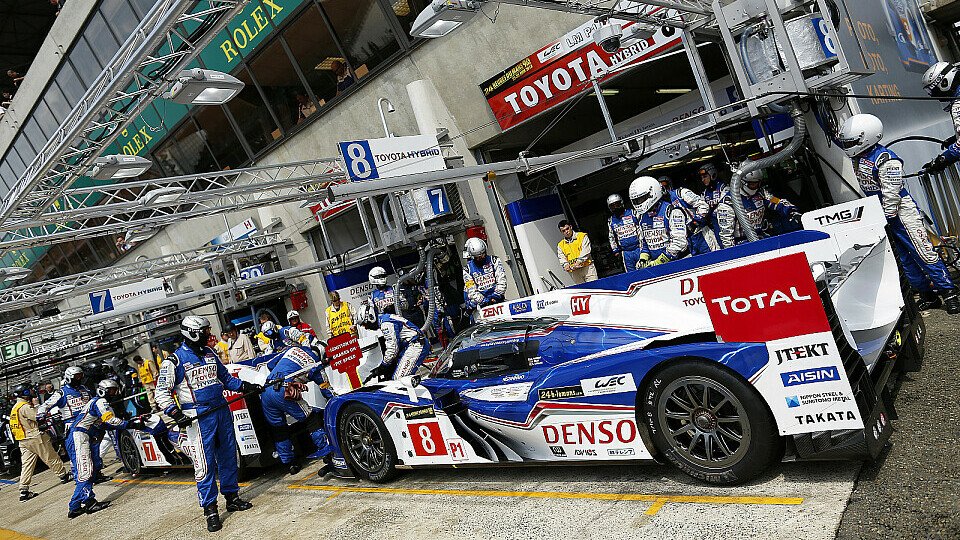 Die beiden Toyota-Boliden vor ihren Boxen in Le Mans, Foto: DPPI