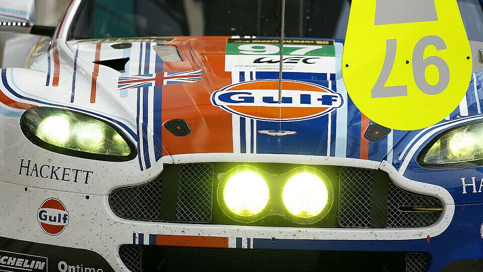 Der Art-Car-Aston Stefan Mückes beim Boxenhalt, Foto: DPPI