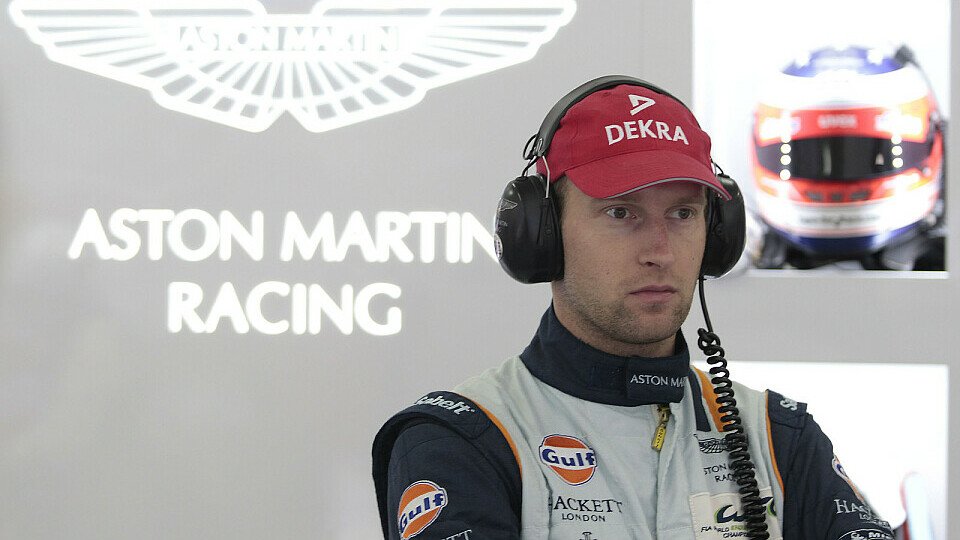 Stefan Mücke in der Box des Aston-Martin-Werksteams, Foto: Alexander Trienitz