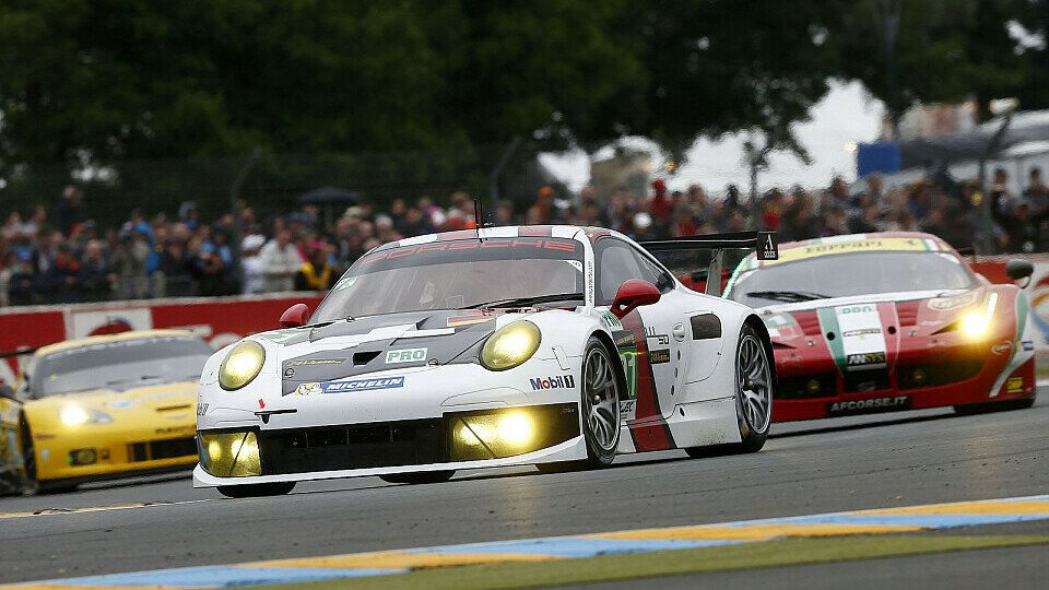 Drei verschiedene GTE-Boliden beim Kampf in Le Mans 2013, Foto: Porsche