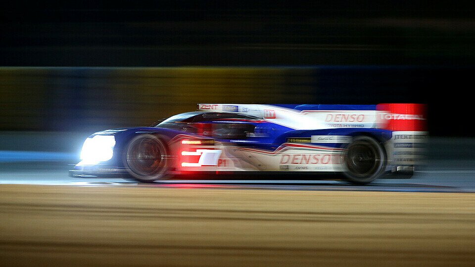 Der Nummer-sieben-Toyota in der Nacht auf dem Circuit de la Sarthe, Foto: Sutton
