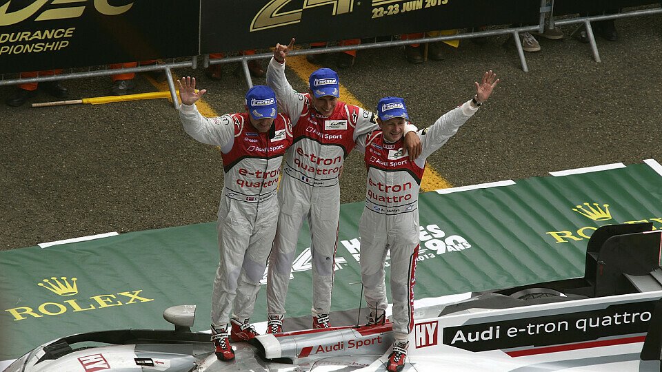 Am Ziel seiner Träume: Loïc Duval mit Allan McNish und Tom Kristensen in der Stunde des Triumphs, Foto: Audi