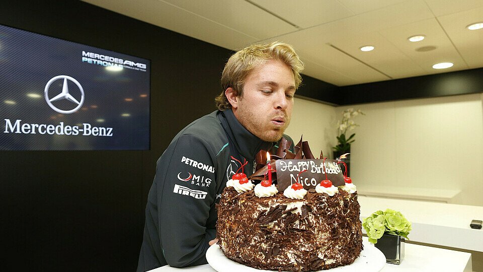 Nico Rosberg leitet Silverstone mit seinem 28. Geburtstag ein - Kuchen gibt's auch, Foto: Mercedes-Benz