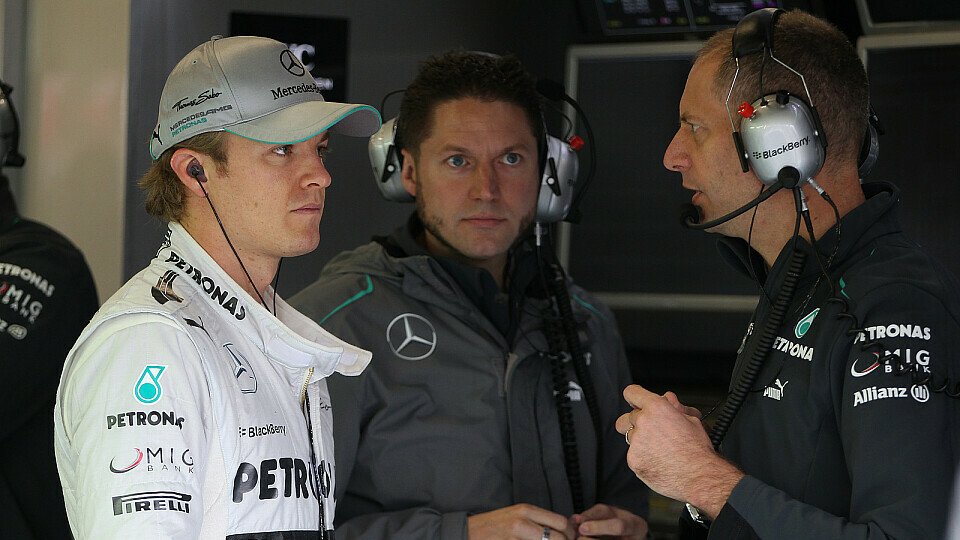 Nico Rosberg im Gespräch mit seinen Ingenieuren, Foto: Sutton