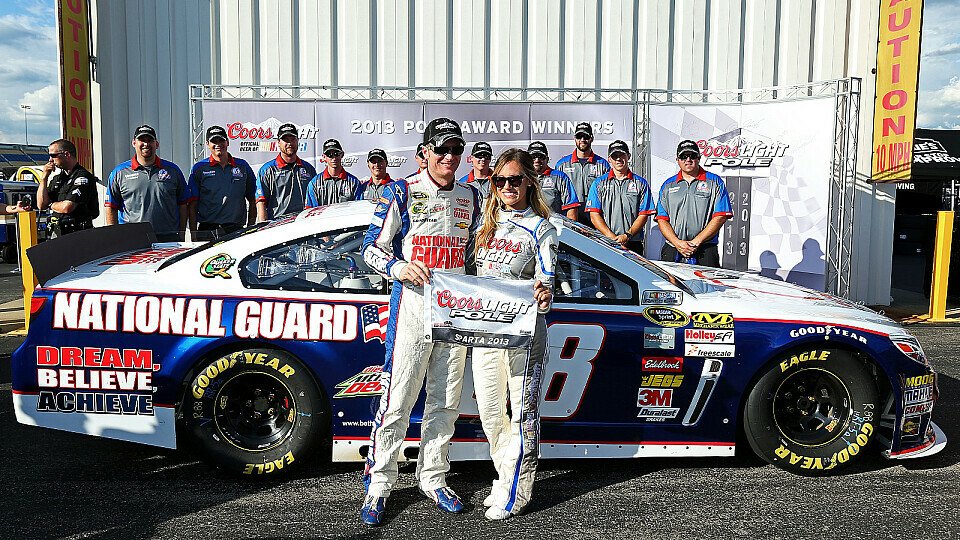 Dale Earnhardt Junior freut sich mit Miss Sprint Cup über die erste Saison-Pole, Foto: NASCAR