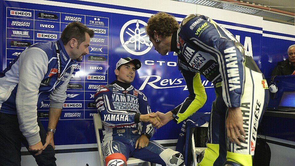 Helden unter sich: Jorge Lorenzo und Valentino Rossi spielten die Hauptrollen in der Assen-Saga, Foto: Yamaha Factory Racing