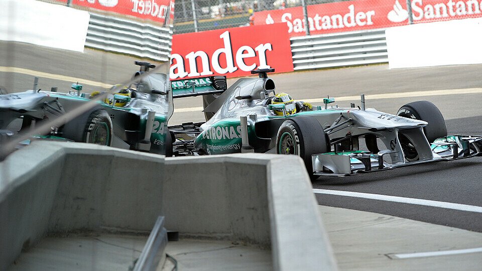 An der Spiegelung lag's wahrlich nicht: Mercedes stellte tatsächlich zwei Fahrzeuge in Reihe eins, Foto: Sutton