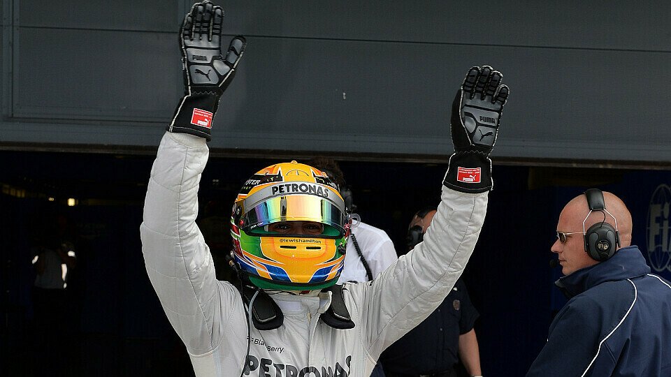 Lewis Hamilton erfreut die Fans beim Heimrennen, Foto: Sutton