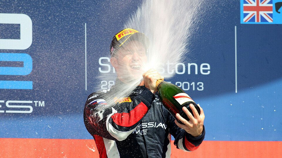 Erfrischung für Sam Bird: Der Champagner explodiert förmlich im Gesicht des Heimsiegers, Foto: GP2 Series