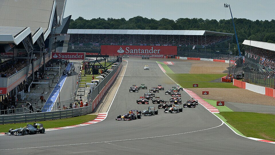 2013 zog Lewis Hamilton beim Start davon, verpasste durch einen Reifenschaden aber den Sieg, Foto: Sutton