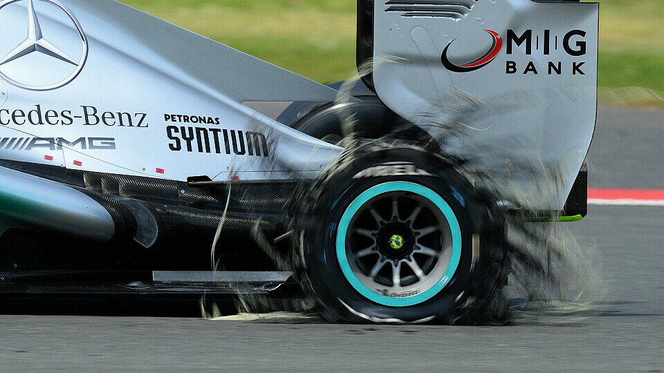 Lewis Hamilton blieb mit seinem Reifenschaden nicht allein, Foto: Sutton