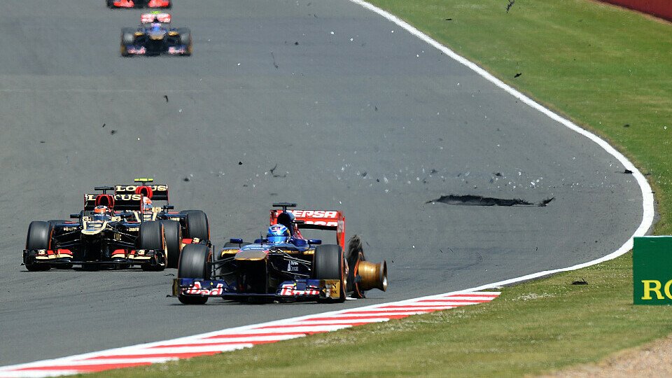 Teile von Vergne flogen Räikkönen entgegen, Foto: Sutton