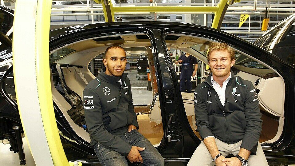 Lewis Hamilton und Nico Rosberg auf Stippvisite im Werk, Foto: Mercedes AMG