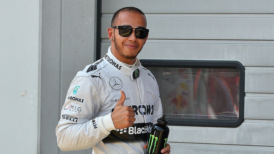 Johnny Herbert freut sich mit Lewis Hamilton, Foto: Sutton