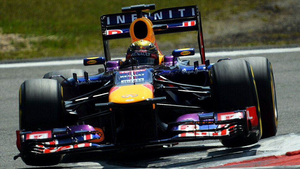 Sebastian Vettel will Lewis Hamilton möglichst schnell hinter sich lassen, Foto: Red Bull