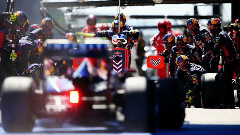 Sebastian Vettel kurz vor einem Reifenwechsel, Foto: Red Bull