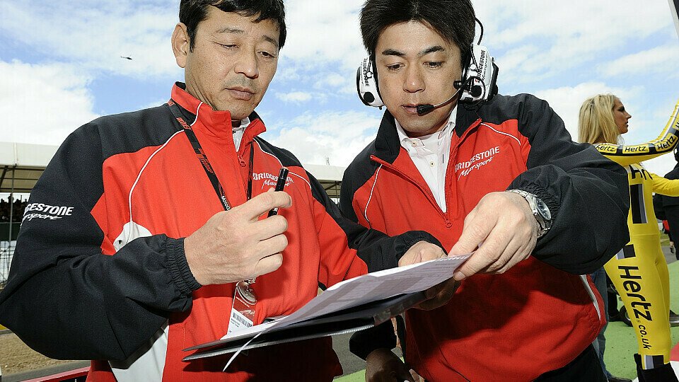 Hiroshi Yamada und Masao Azuma bei der Analyse der Reifen-Daten in Termas de Rio Hondo., Foto: Bridgestone