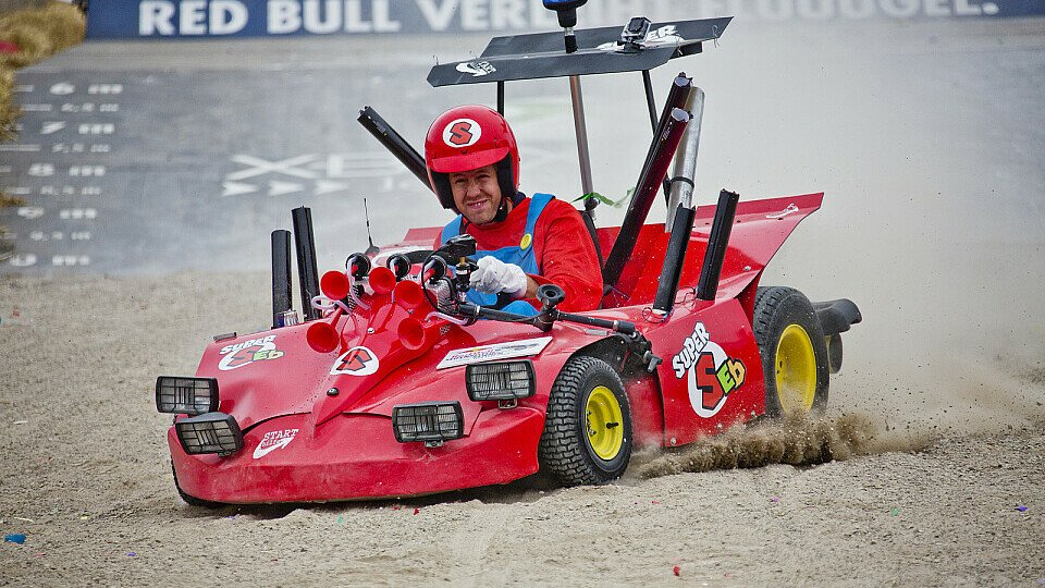 Sebastian Vettel hatte Spaß mit seiner Seifenkiste, Foto: Red Bull