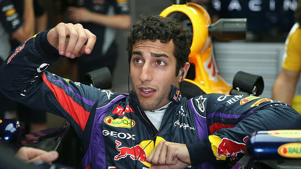 Daniel Ricciardo steigt in das Red-Bull-Cockpit, Foto: Red Bull