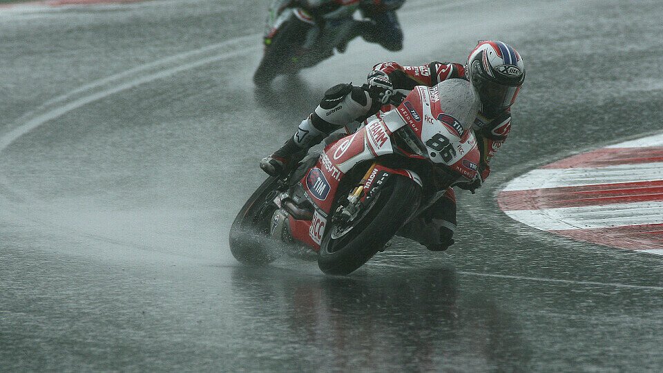 Ayrton Badovini holte die Pol, während Carlos Checa nicht in die Superpole kam, Foto: Ducati