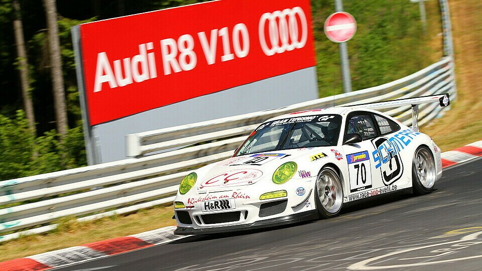 Der race&event-Porsche krachte in die Leitschienen, Foto: Patrick Funk