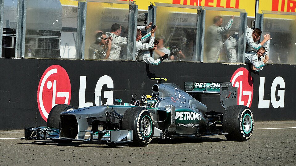 Lewis Hamilton feiert seinen ersten Sieg für die Silberpfeile, Foto: Sutton