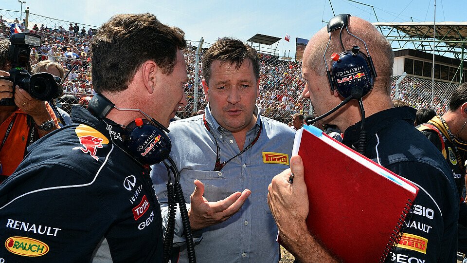 Paul Hembery im Dialog mit Red Bull, Foto: Sutton