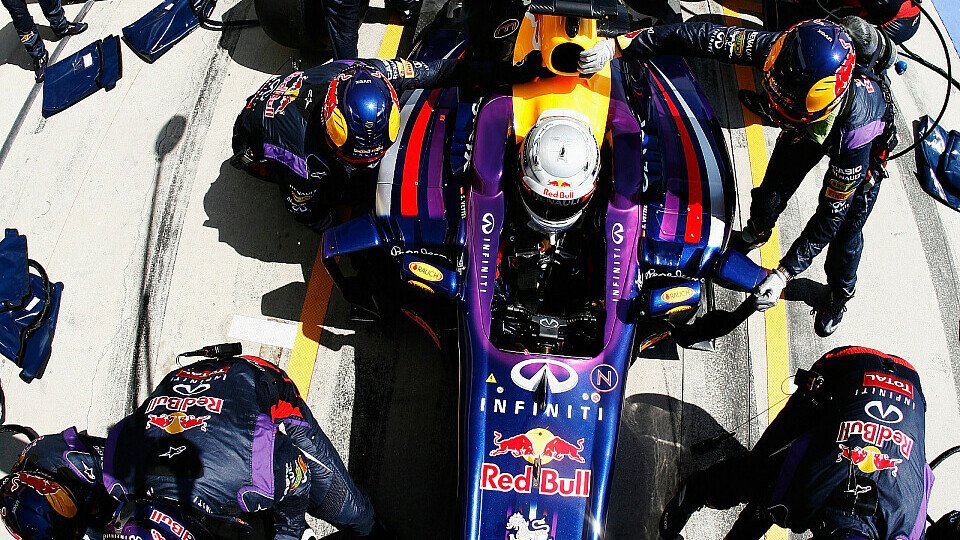 Geht es nach Lotus, wird Vettel seine Boxenstopps künftig allein erledigen, Foto: Red Bull
