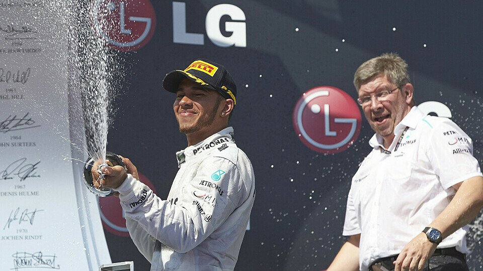 Hamilton feierte seinen bisher einzigen Mercedes-Sieg mit Brawn auf dem Podium, Foto: Mercedes AMG