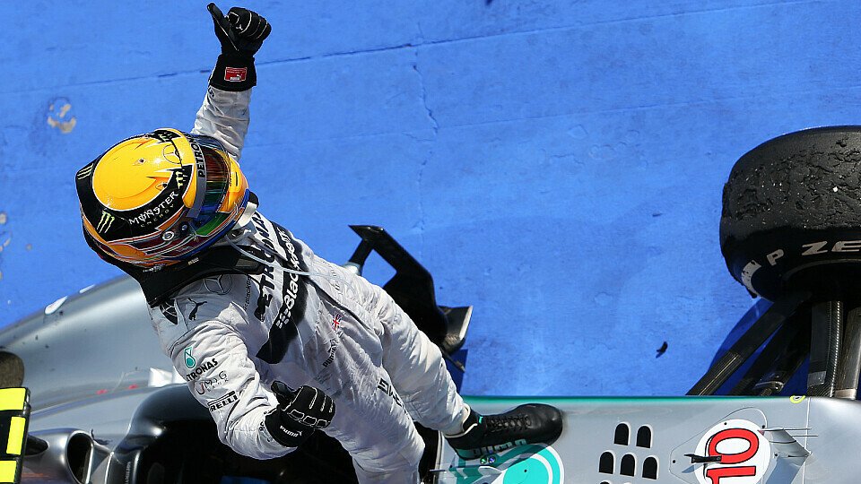 Lewis Hamilton ist von seinem Arbeitsgerät begeistert, Foto: Sutton
