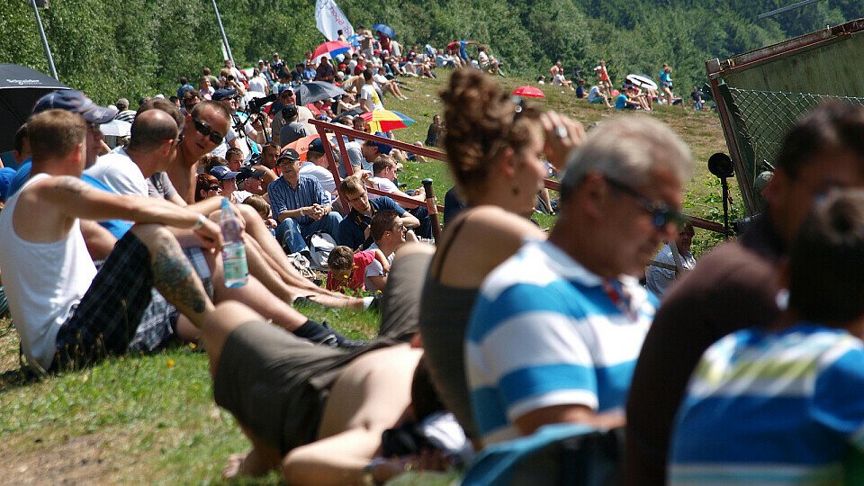 Fans entlang der Kemmel-Geraden beim 24-Stunden-Rennen in Spa-Francorchamps 2013, Foto: Yannick Bitzer